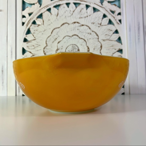 Vintage Pyrex Butterfly Gold Cinderella Bowl - Picture 3 of 7